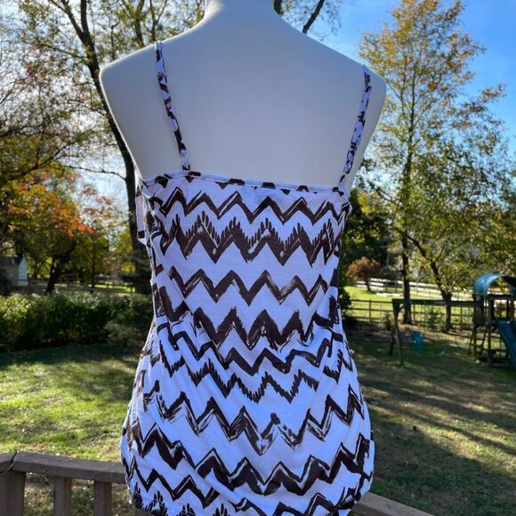 AGB Tank Top with adjustable straps and cute ruffles - Picture 4 of 6